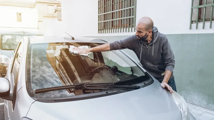 nettoyer les vitres de la voiture sans laisser de traces préparer solution maison nettoyer essuie glaces