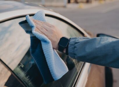 nettoyer son pare brise intérieur sans trace utiliser eau exempte éléments calcaire matériel adéquat