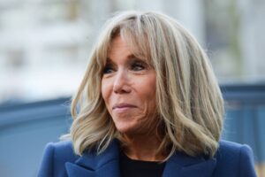 nouvelle coupe de cheveux brigitte macron carré plongeant 2023
