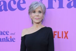 nouvelle coupe de cheveux jane fonda automne 2023 carré ondulé dégradé avec frange