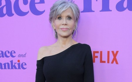 nouvelle coupe de cheveux jane fonda automne 2023 carré ondulé dégradé avec frange