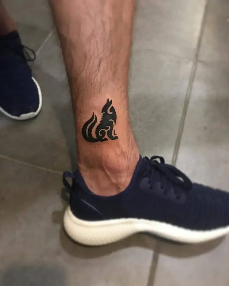 petit tatouage simple inspiré art tribal loup qui hurle stylisé motifs