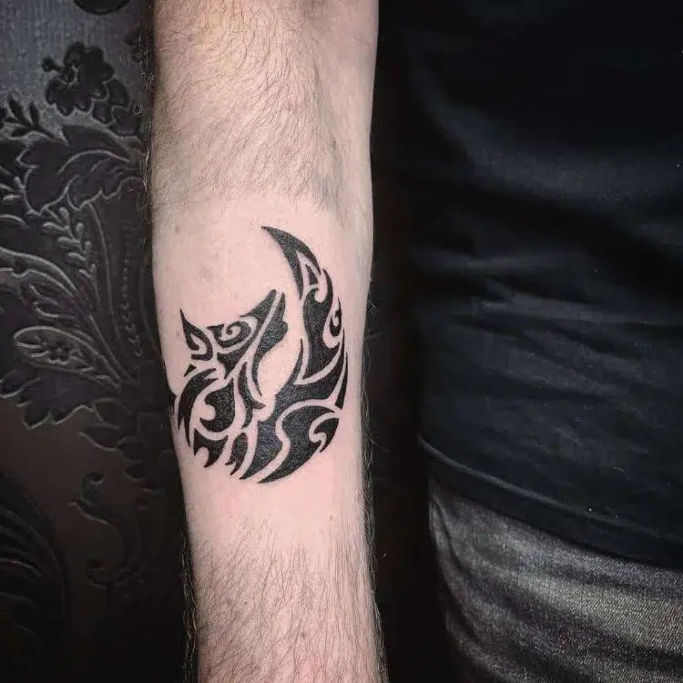 petit tatouage simple inspiré art tribal silhouette loup stylisé motifs