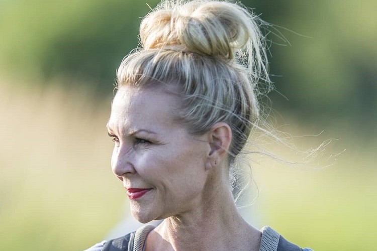 pires coiffures rentrée 2023 femme 50 ans qui font trop jeune ou trop mémère à éviter