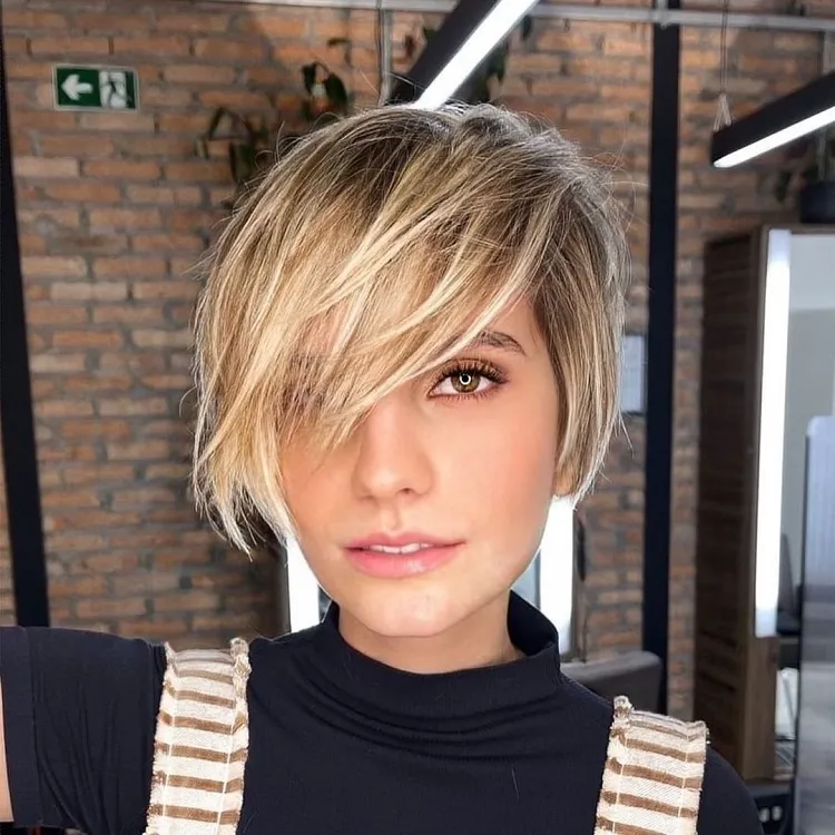 pixie bob bixie cut tendance coiffure femme rentrée 2023 coupe de cheveux avec une frange sur le côté asymétrique
