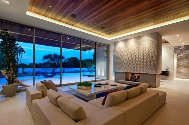 plafond en bois dans un salon moderne