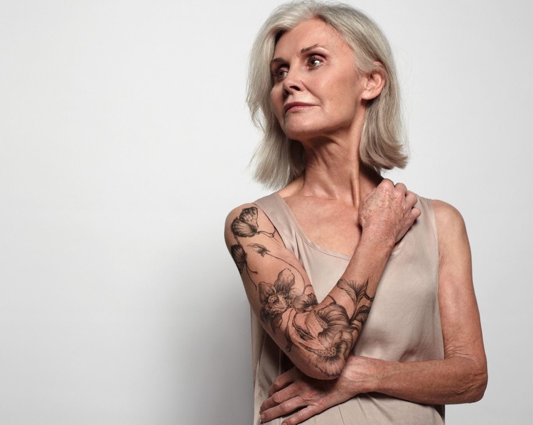quel tatouage pour une femme de 50 ans se faire tatouer une manche