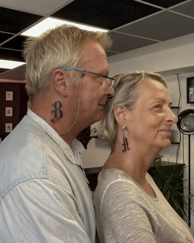 quel tatouage pour une femme de 50 ans tatouage couple adulte sur le cou