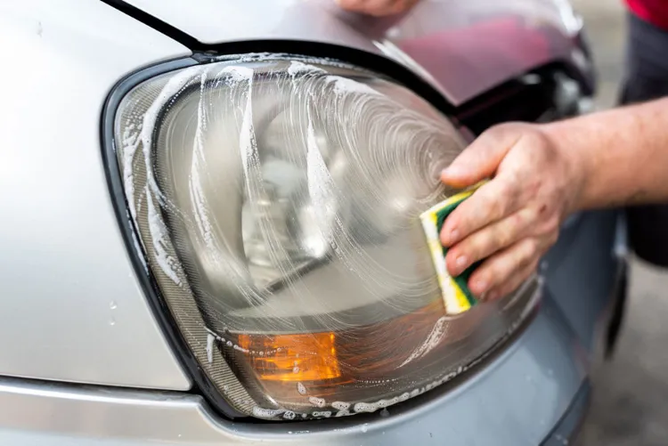 quels produits bons pour nettoyer les phares de voiture