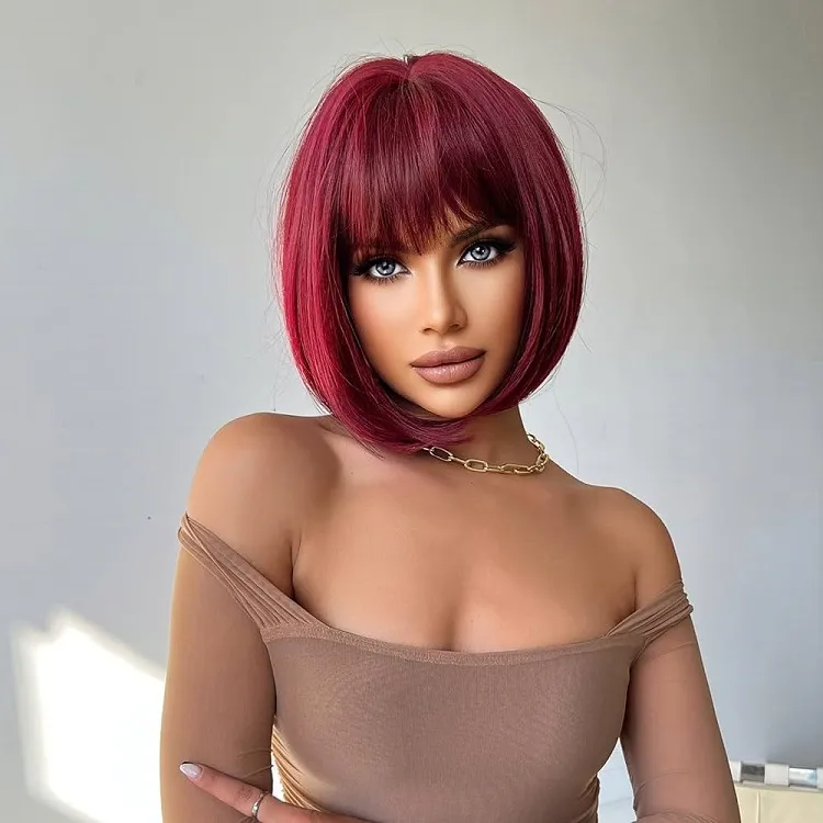 red velvet bob carré court avec frange femme tendance coiffure coloration rouge vif automne hiver 2023