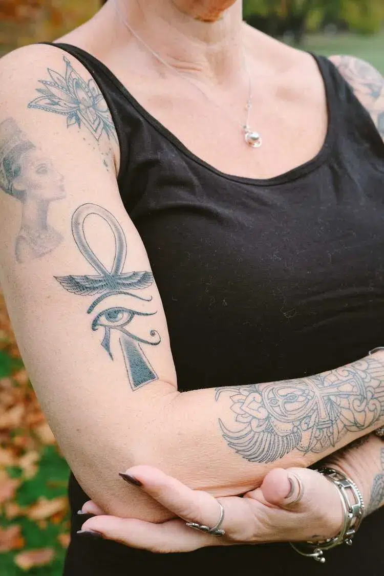 tatouage bras pour femme 50 ans