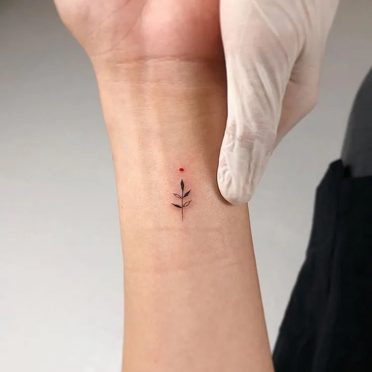 tatouage femme 50 ans sur le poignet tattoo fleur