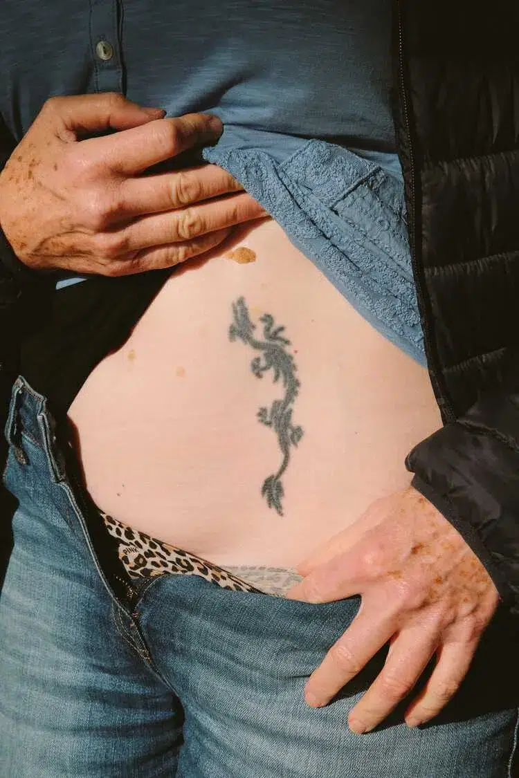 tatouage pour femme de 50 ans sur le ventre