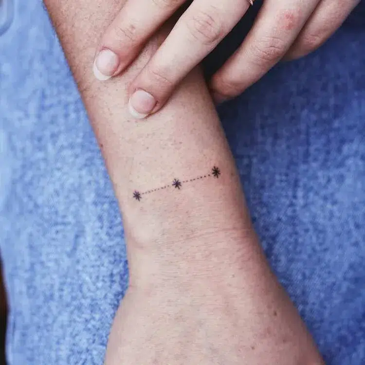 tatouage pour femme de 50 ans tatouage discret sur le poignet