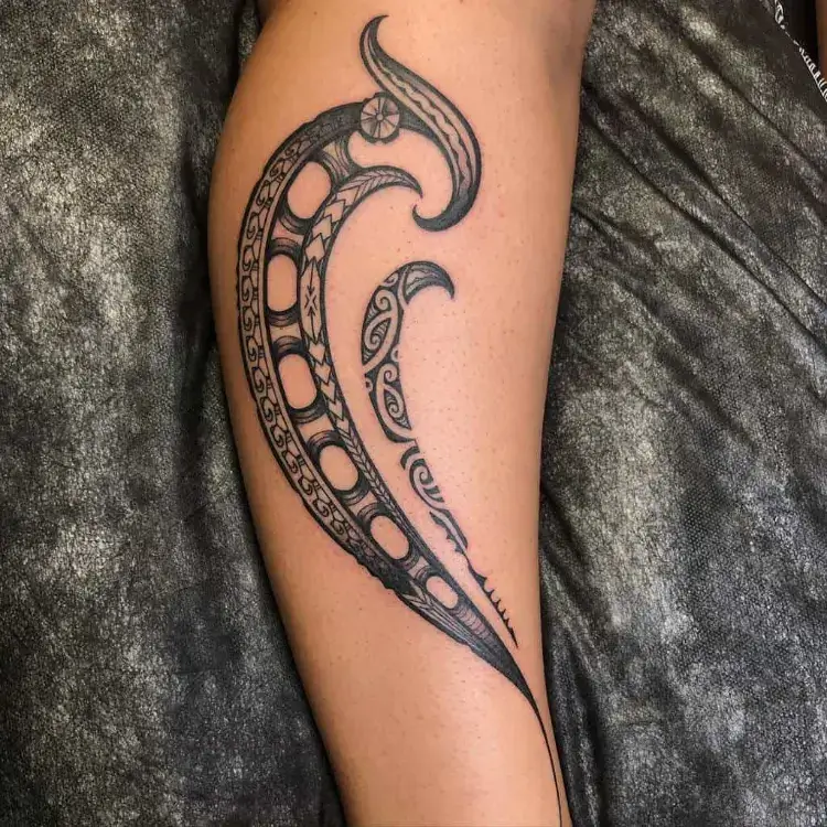 tatouage tribal polynesian simple hameçon te matau motifs répétitifs variés
