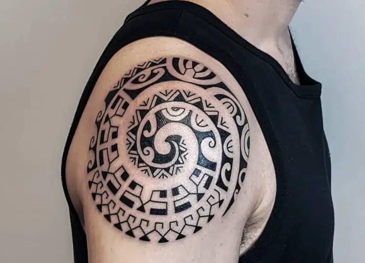 tatouage tribal simple circulaire épaule spirale infinie lézard symbolique
