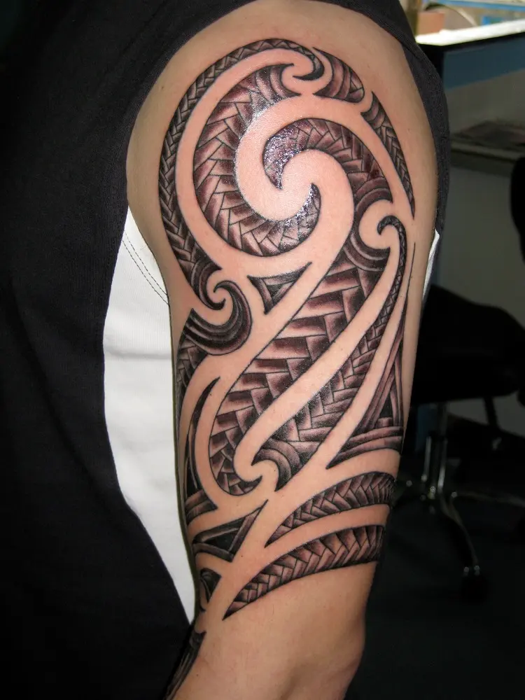 tatouage tribal simple complexe épaule bras homme entrelacs hamecons