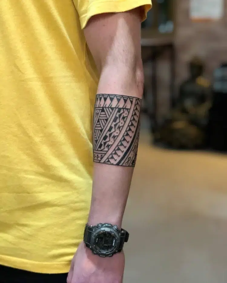 tatouage tribal simple infini avant bras motifs répétitifs dents de requin autres