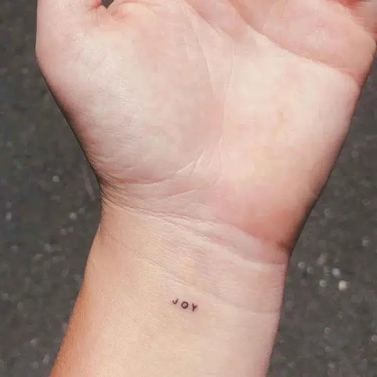 tattoo femme 50 ans sur le poignet tatouage femme discret
