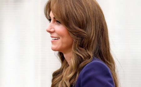 tendance coupe rajeunissante automne 2023 kate middleton cheveux wavy longs coupe papillon butterfly cut avec frange rideau anti âge femme 40 ans
