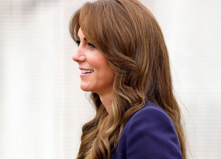 tendance coupe rajeunissante automne 2023 kate middleton cheveux wavy longs coupe papillon butterfly cut avec frange rideau anti âge femme 40 ans