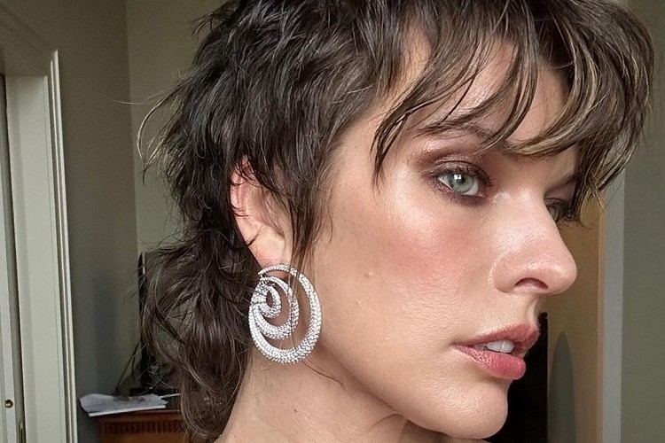 tendance coupes courtes femme automne hiver 2023 mulet cut bixie pixie bob avec frange effilée courte rideau