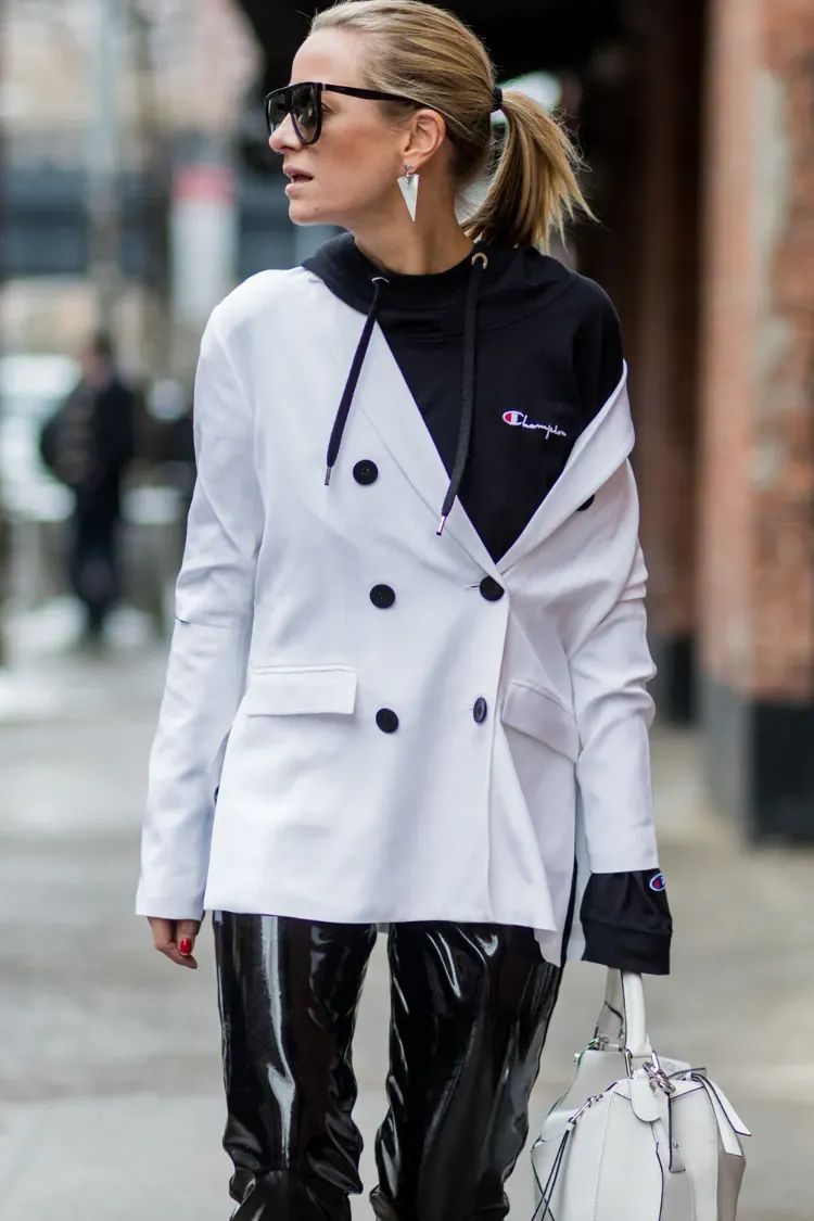 tendance hoodie noir femme avec blazer oversize blanc look style tenue tendance automne hiver 2023