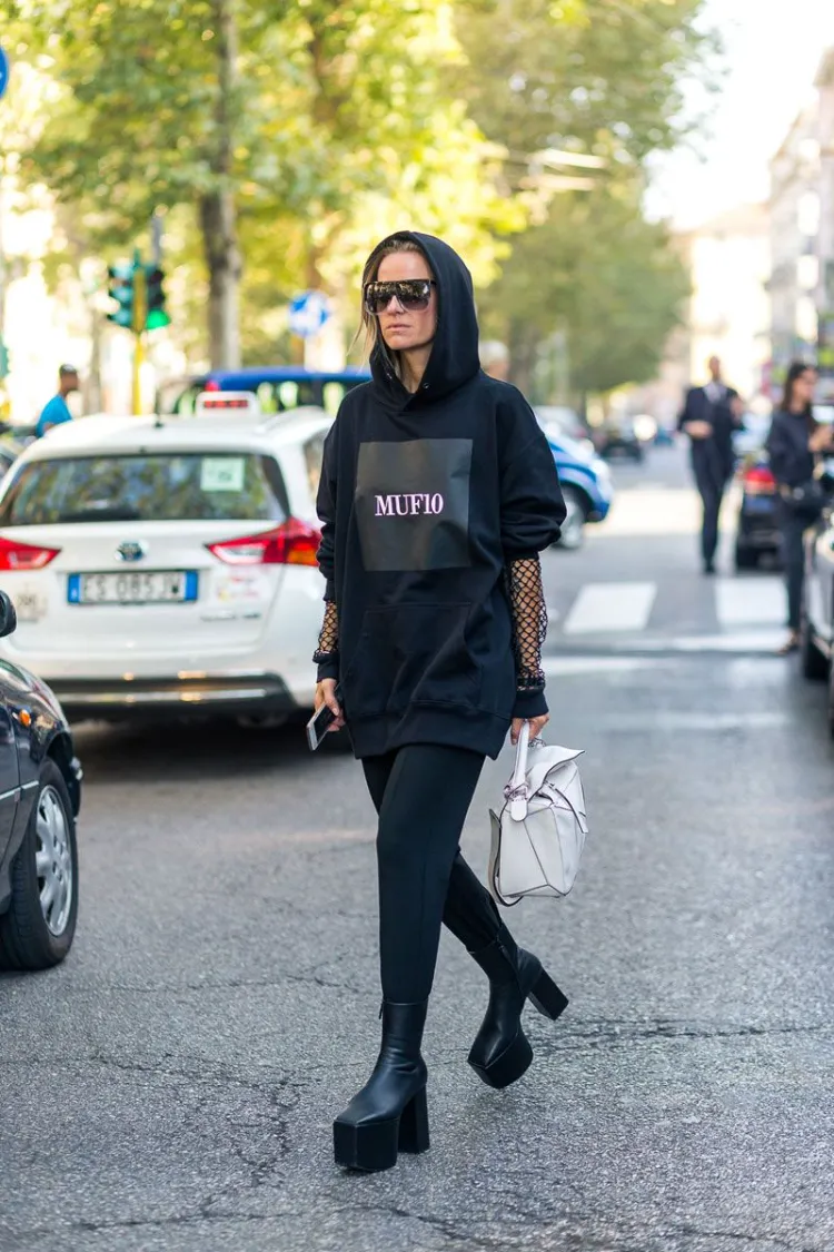 tendance hoodies noirs femme sweat noir capuche long tenue total look noir automne 2023