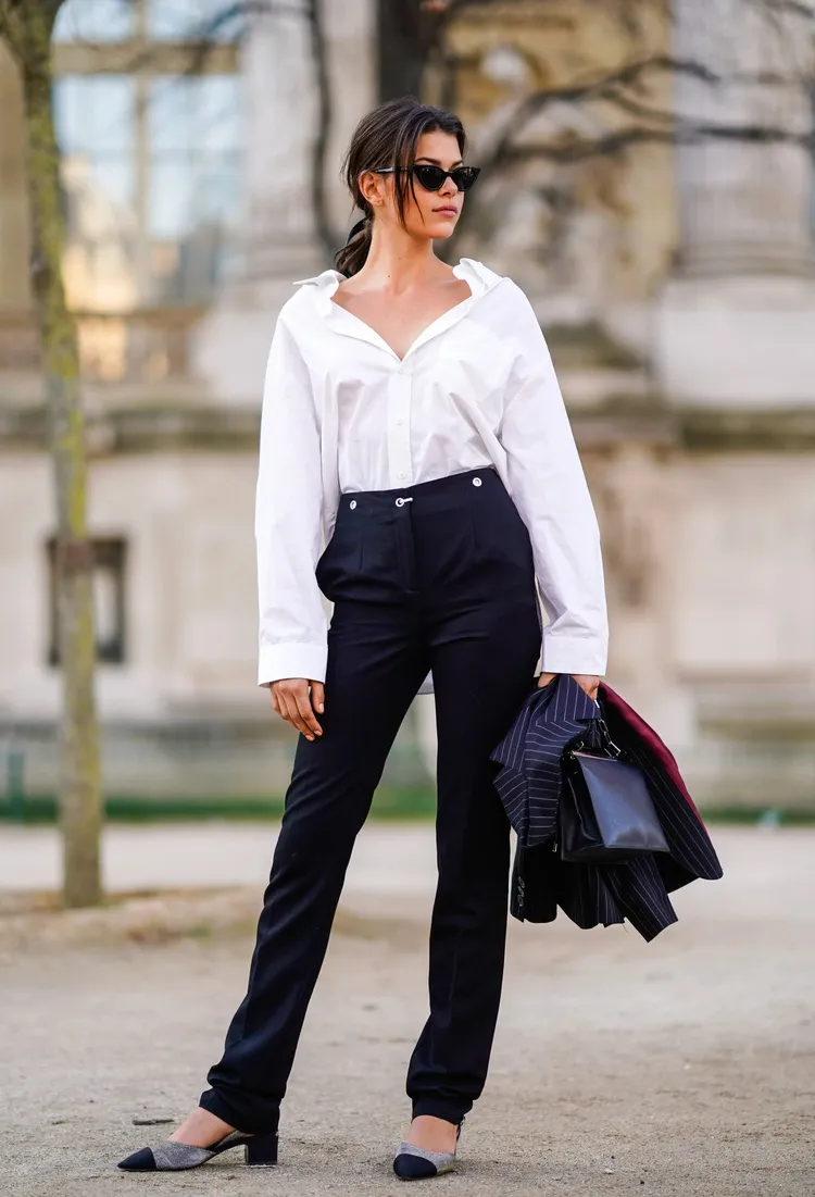 tendance workwear pour femme de 50 ans tendance mode automne 2023 chemise blanche