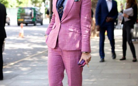 tenue de travail pour femme chic 50 ans tailleur rose tendance barbiecore