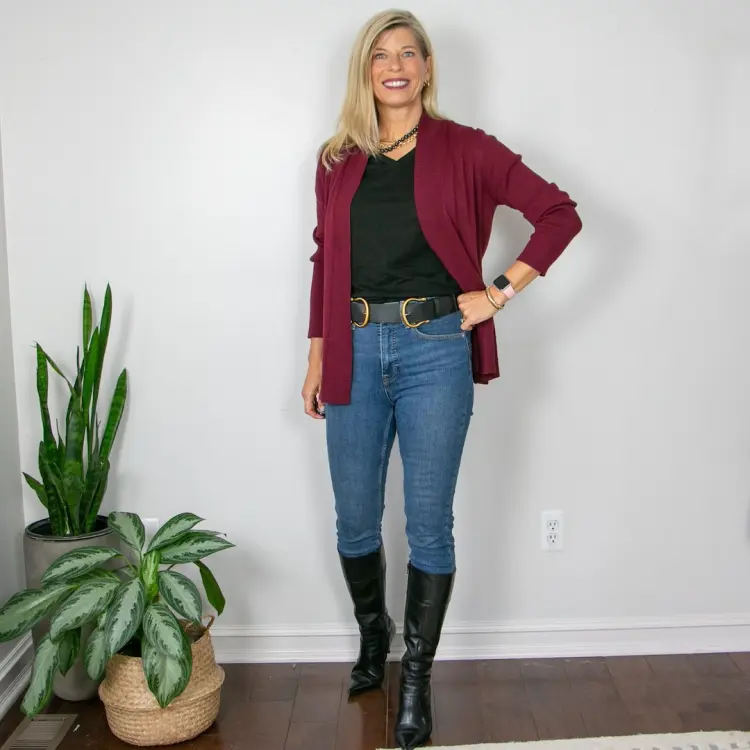 tenue femme moderne 50 ans tendance cardigan jeans