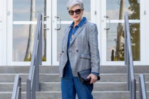 tenue moderne garde robe idéale femme 60 ans automne 2023