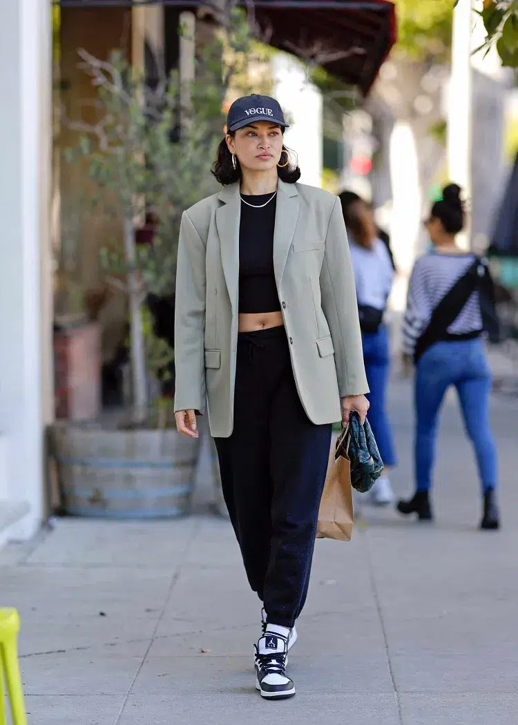 tenue street style femme blazer oversize avec crop top et pantalon jogging baskets tendance automne 2023