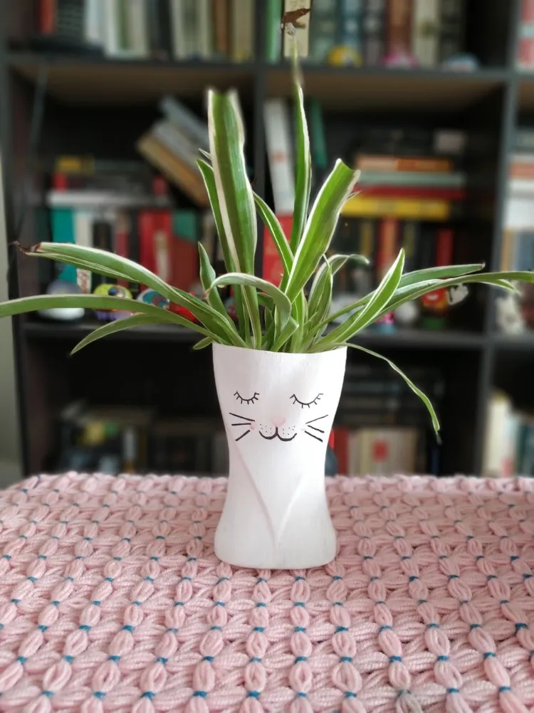 transformez les vieux contenants en plastique en jardinières pots vases fleurs