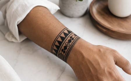 Tatouage tribal géométrique poignet bande bracelet triangles et losanges polynésien