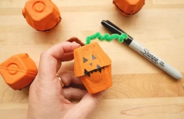 bricolage halloween avec boite doeuf idees diy creatives citrouilles sourciere