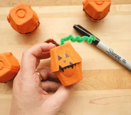 bricolage halloween avec boite doeuf idees diy creatives citrouilles sourciere