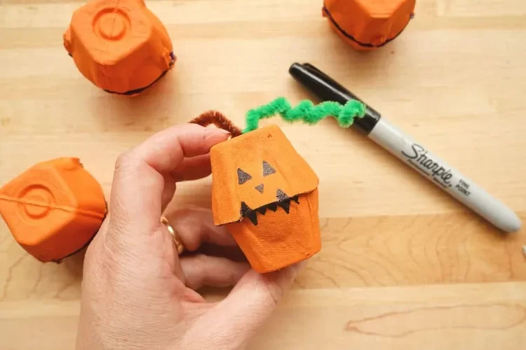 bricolage halloween avec boite doeuf idees diy creatives citrouilles sourciere