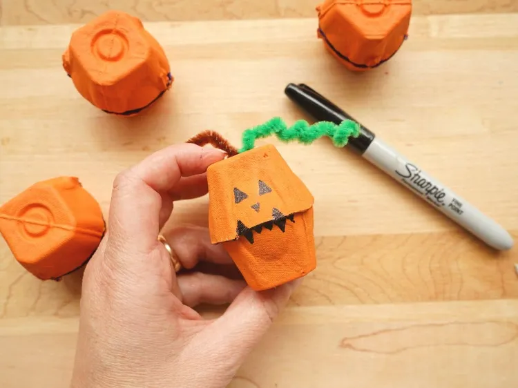 bricolage halloween avec boite doeuf idees diy creatives citrouilles sourciere fete
