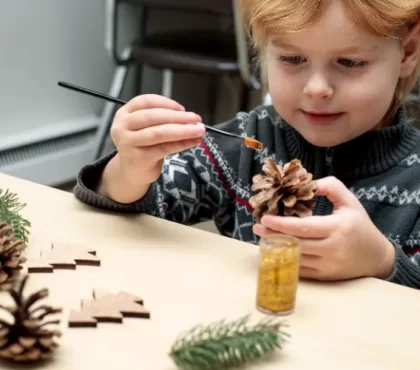 bricolage de noël maternelle avec des pommes de pin irynatolm.envato