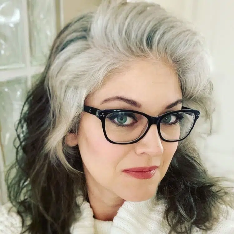 coiffure avec lunettes femme 60 ans