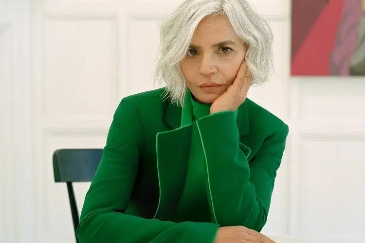 comment porter des couleurs vives après 60 ans femme 2023