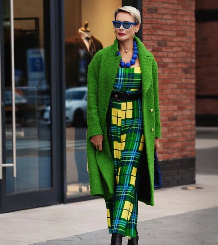 comment porter des couleurs vives après 60 ans femme mode tenues