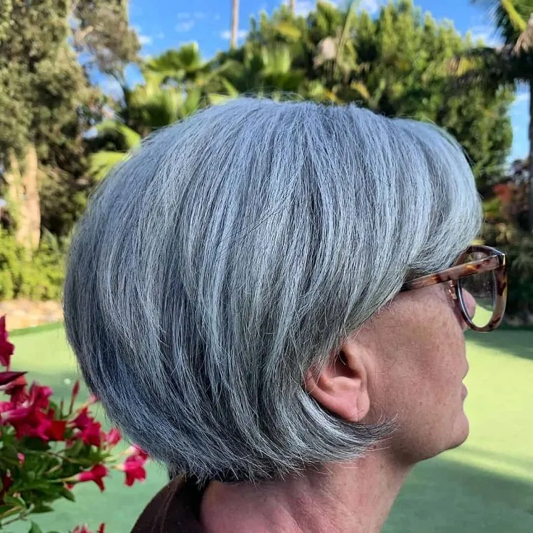 coupe carré avec lunette femme 60 ans cheveux gris