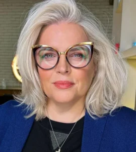 coupe de cheveux mi longs gris avec lunettes femme 60 ans