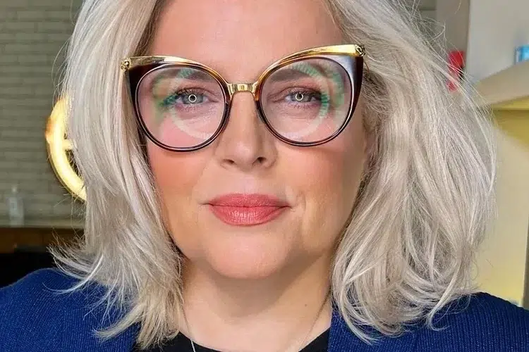coupe de cheveux mi longs gris avec lunettes femme 60 ans