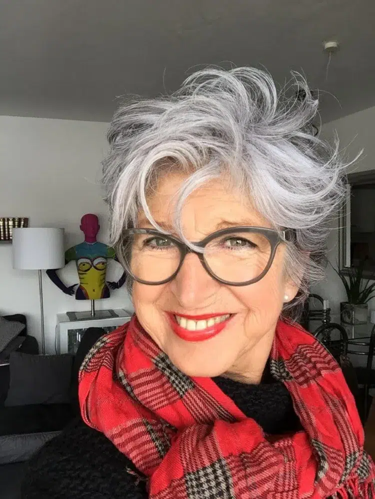 coupe pixie long femme 60 ans lunettes cheveux gris