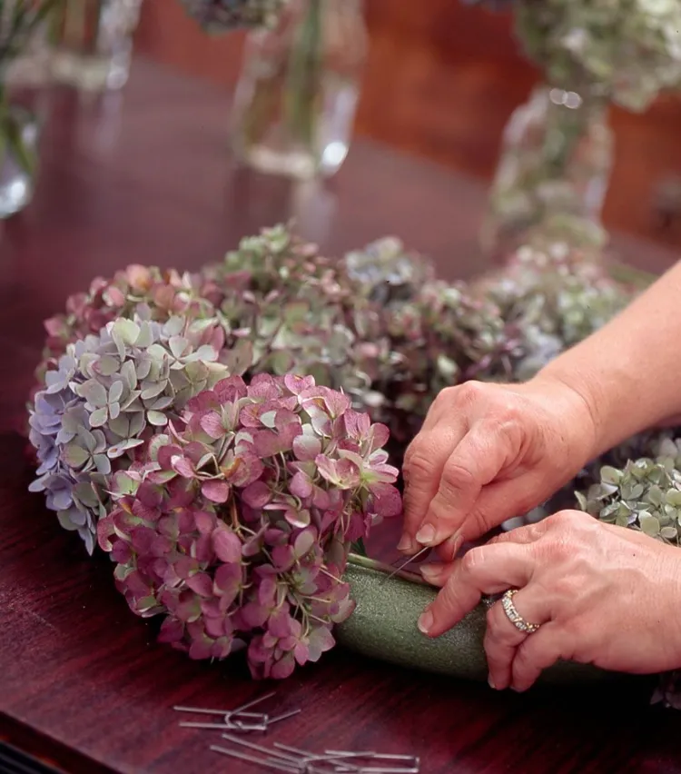 couronne d’hortensias séchées comment faire quand idées vidéo intérieur vase bouquet bleu rose violet