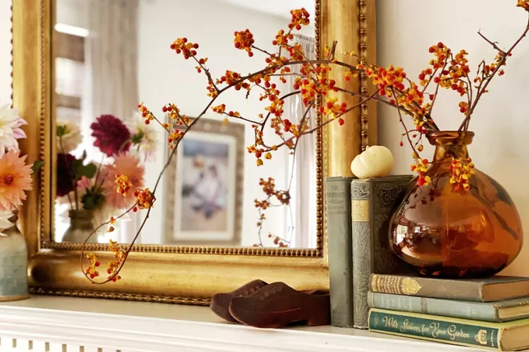 décorer un miroir en automne idees interieur fleurs feuilles lumiere metal bois bougies orange beige