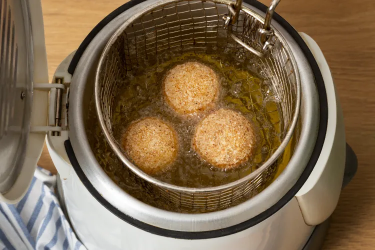 eliminer odeurs de friture maison cuisine masquer bicarbonate de soude marc de café citron persil gingembre
